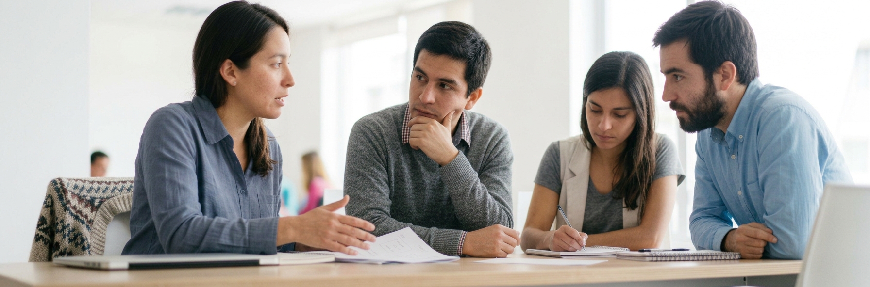 Equipo de trabajo revisando el avance de una transformación en curso.